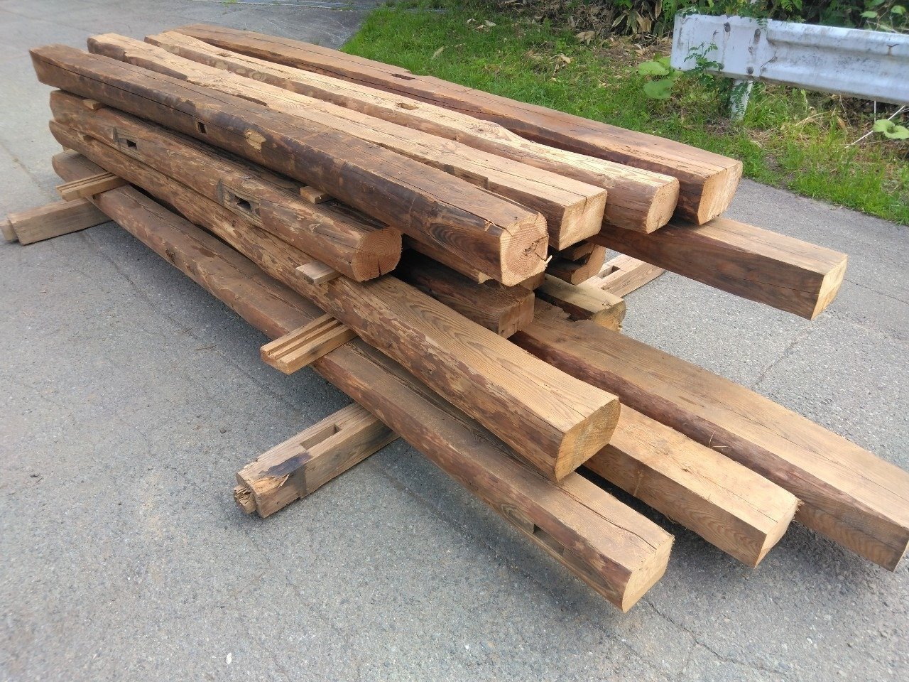 古民家 梁 曲がり 丸太 解体 材木