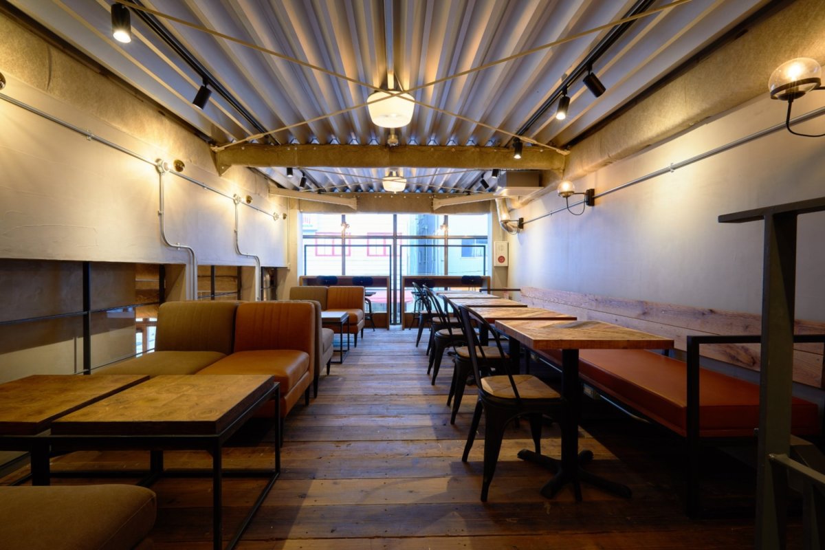 テーブルが並んだ店内